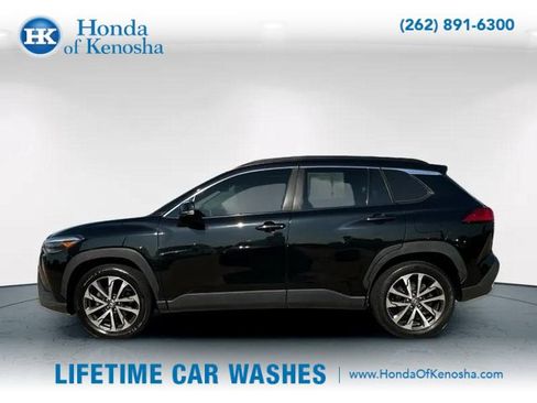 Used 2022 Toyota Corolla Cross XLE image 3