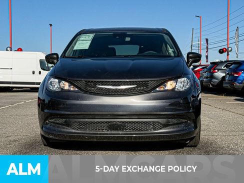 Used 2023 Chrysler Voyager LX FWD image 3