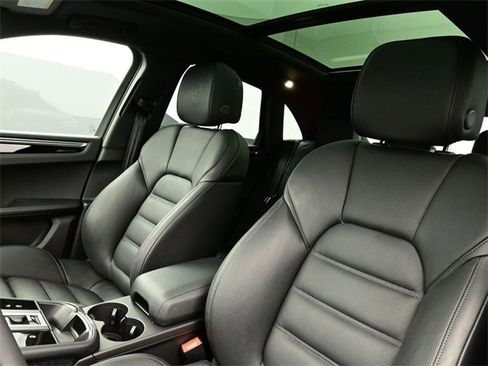 Certified 2025 Porsche Macan image 5