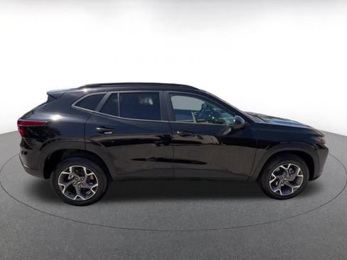 Used 2025 Chevrolet Trax LT FWD image 15