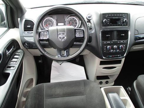 Used 2016 Dodge Grand Caravan SE FWD image 16