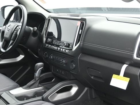 Certified 2025 Nissan Frontier SV image 6