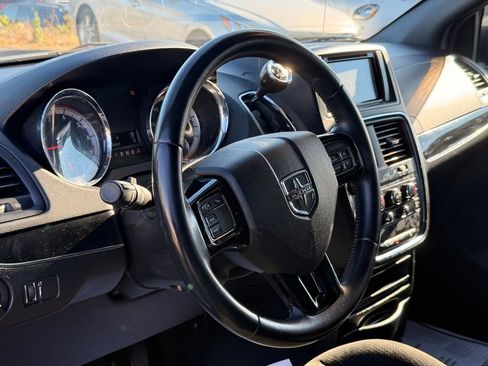 Used 2016 Dodge Grand Caravan SE image 25