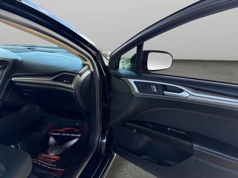Used 2017 Ford Fusion SE w/ Fusion SE Technology Package FWD image 19