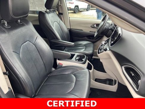 Certified 2022 Chrysler Pacifica Touring-L image 17