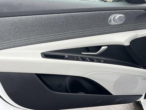 Used 2025 Hyundai Elantra Limited image 23