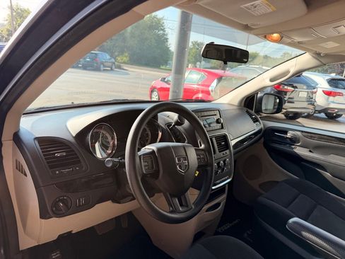 Used 2017 Dodge Grand Caravan SE FWD image 9