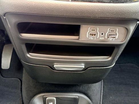 Certified 2025 Chrysler Pacifica Select image 17