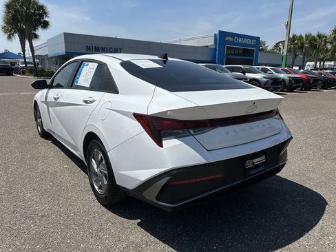 Used 2025 Hyundai Elantra SE FWD image 14