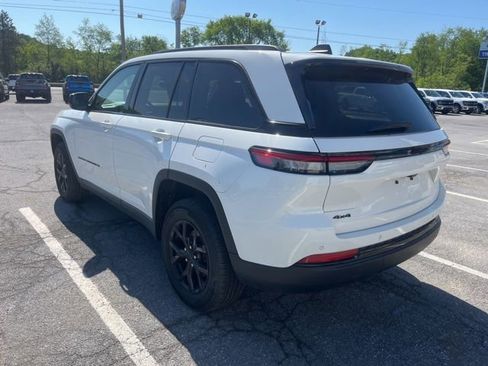 Used 2024 Jeep Grand Cherokee Altitude AWD/4WD image 8