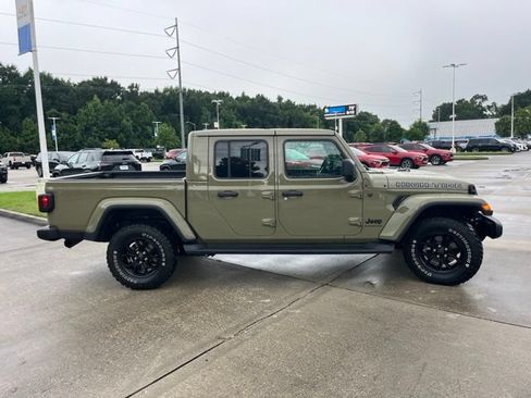 Used 2025 Jeep Gladiator Sport AWD/4WD image 9