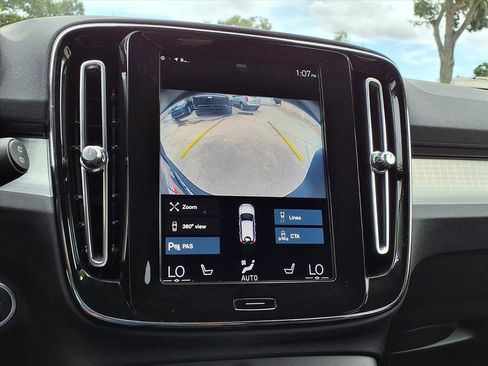 Used 2022 Volvo XC40 T5 Momentum w/ Premium Package image 23