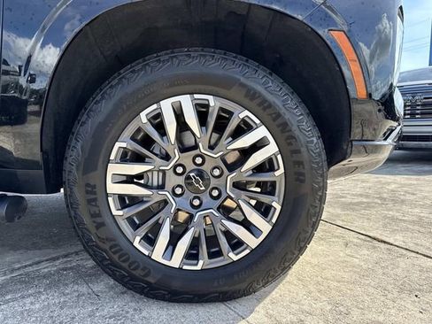 Used 2025 Chevrolet Suburban Z71 image 7