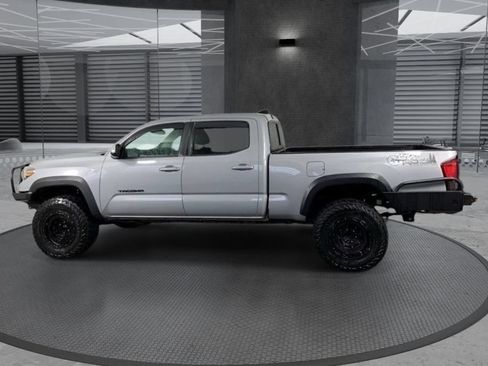 Used 2018 Toyota Tacoma TRD Off-Road w/ TRD Premium Off Road Package AWD/4WD image 8