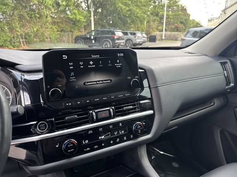Used 2024 Nissan Pathfinder SL FWD image 22