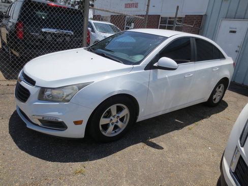 Used 2015 Chevrolet Cruze LT FWD image 2