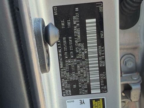 Used 2025 Toyota Corolla Cross XLE w/ Convenience Package FWD image 27