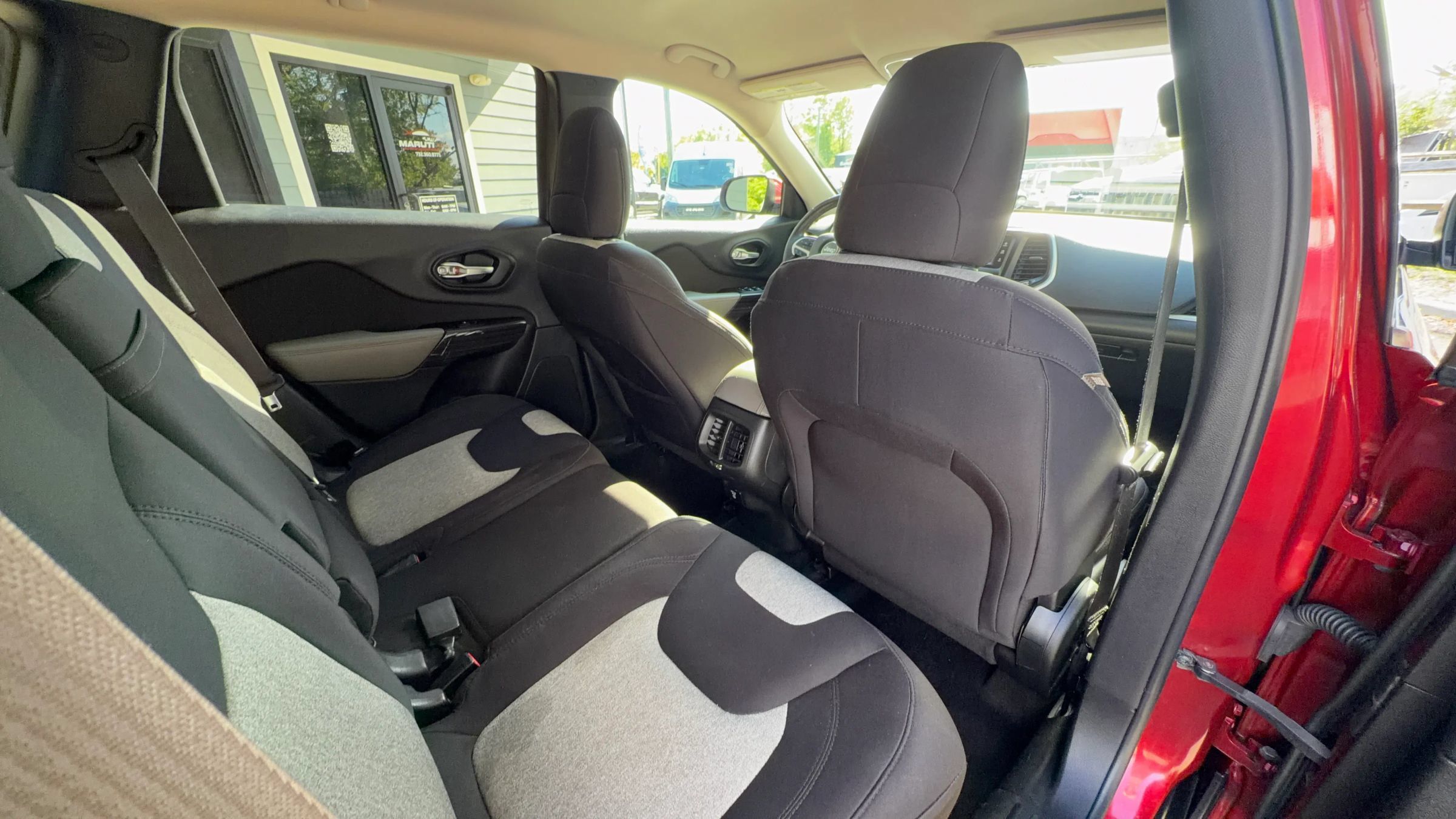 Used 2014 Jeep Cherokee Latitude w/ Cold Weather Group AWD/4WD image 28