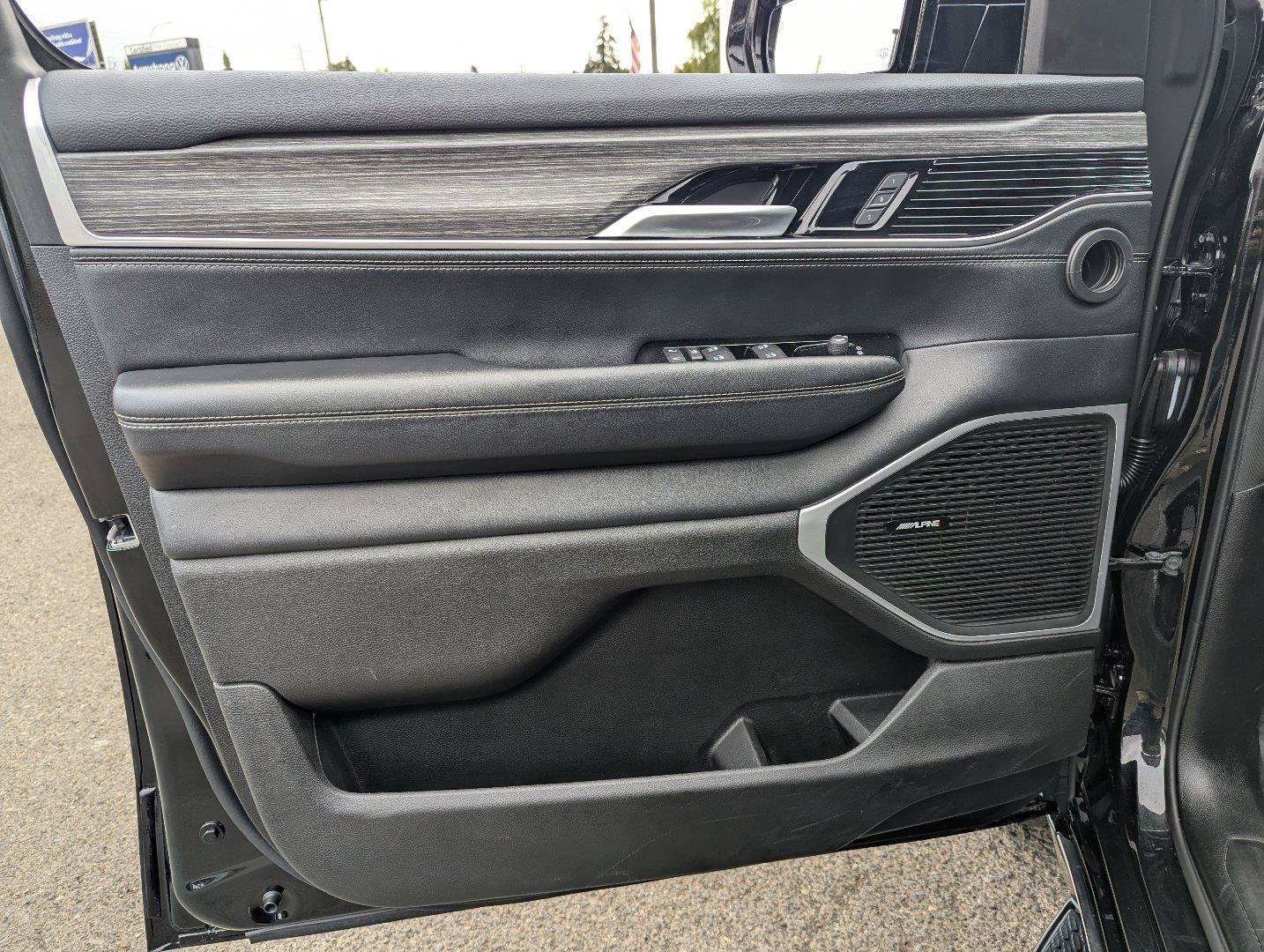 Used 2024 Jeep Wagoneer L Series II w/ Flexible Seating Group AWD/4WD image 10