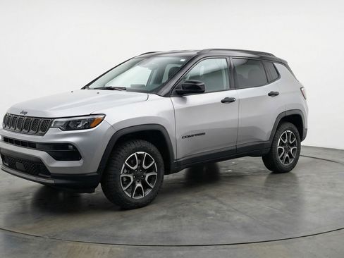 Used 2025 Jeep Compass Trailhawk AWD/4WD image 3