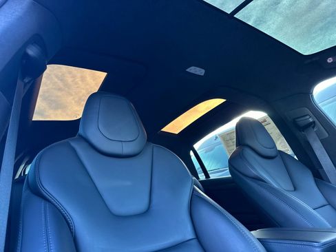Used 2018 Tesla Model X 75D image 17