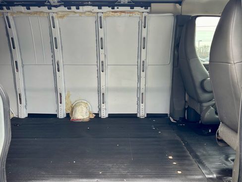 Used 2017 Chevrolet Express 3500 Extended image 11