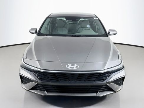 Used 2025 Hyundai Elantra SE FWD image 2