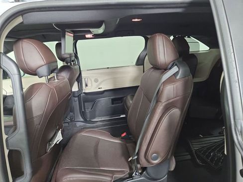 Used 2023 Toyota Sienna Platinum FWD image 16