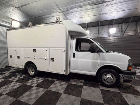 Used 2017 Chevrolet Express 3500 image 9