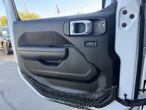 Used 2022 Jeep Wrangler Unlimited Rubicon w/ Cold Weather Group AWD/4WD image 15