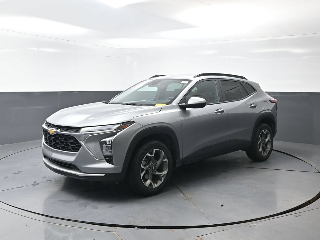 Used 2025 Chevrolet Trax LT FWD image 9