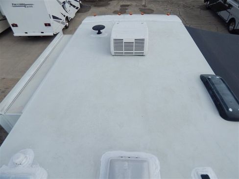 Used 2020 Chevrolet Express 4500 w/ RV Package image 32