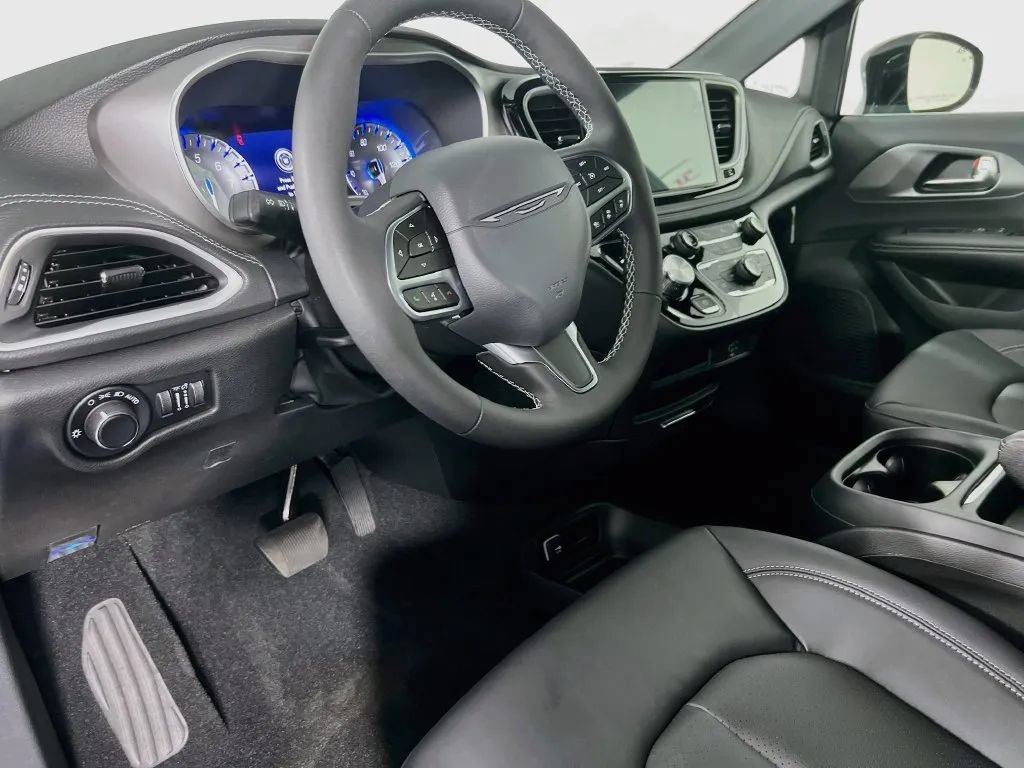 New 2027 Chrysler Pacifica Select FWD image 10