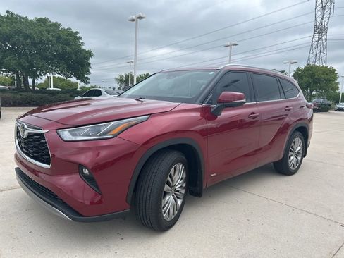 Used 2025 Toyota Highlander Platinum image 1