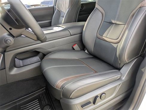 Used 2025 Nissan Armada SL image 20