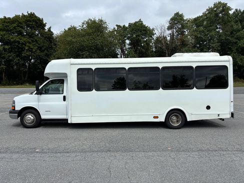 Used 2015 Chevrolet Express 4500 w/ Shuttle Bus Package RWD image 10