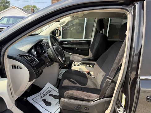 Used 2011 Chrysler Town & Country Touring w/ Entertainment Group #1 FWD image 12