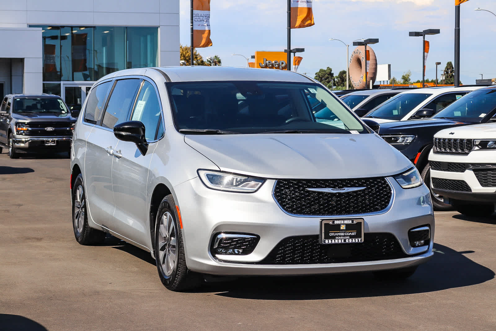 Used 2024 Chrysler Pacifica Limited FWD image 3