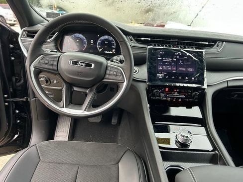 New 2025 Jeep Grand Cherokee Altitude image 11