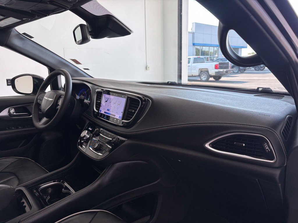 Used 2025 Chrysler Pacifica Limited FWD image 45