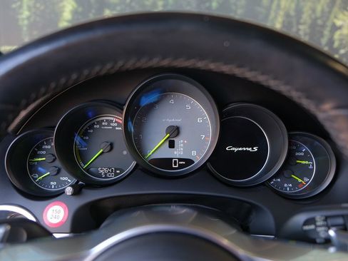 Used 2017 Porsche Cayenne S image 16