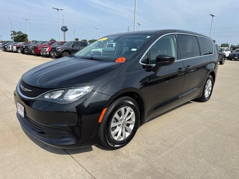 Used 2017 Chrysler Pacifica Touring w/ Tire & Wheel Group FWD image 25