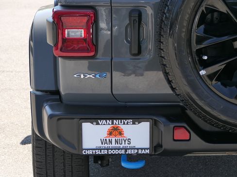 Used 2023 Jeep Wrangler Unlimited Sahara AWD/4WD image 6