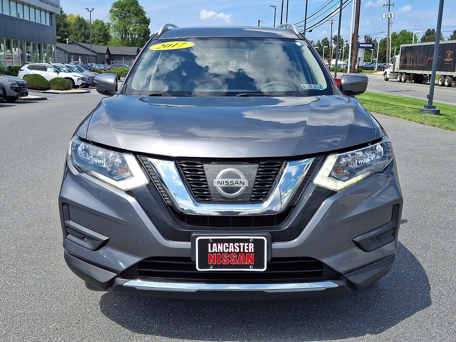 Used 2017 Nissan Rogue SV AWD/4WD image 2