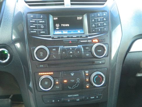 Used 2017 Ford Explorer XLT image 21