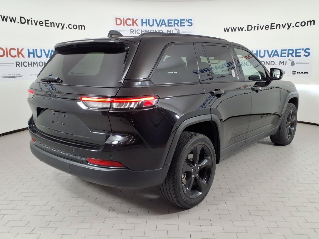 Used 2023 Jeep Grand Cherokee Altitude AWD/4WD image 4