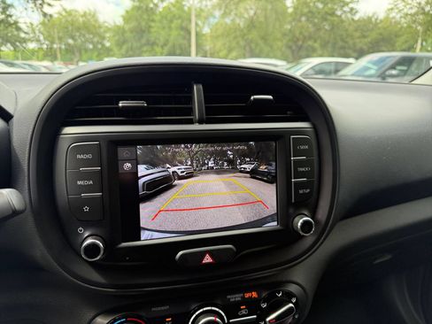 Used 2025 Kia Soul LX w/ LX Technology Package FWD image 21