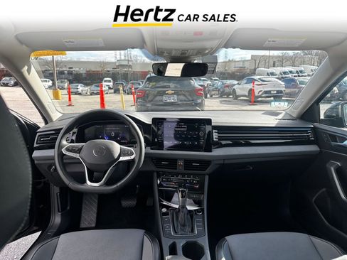 Used 2025 Volkswagen Jetta SE image 9