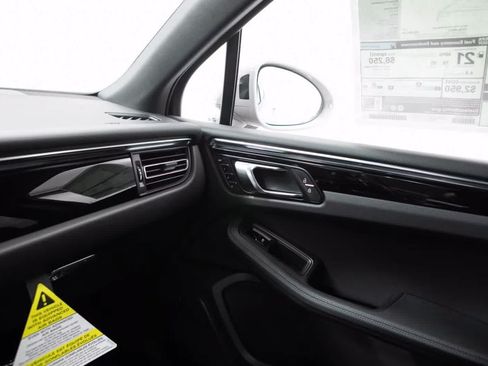 Certified 2026 Porsche Macan AWD/4WD image 31