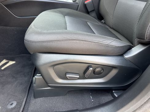 Used 2023 Ford Explorer XLT AWD/4WD image 12